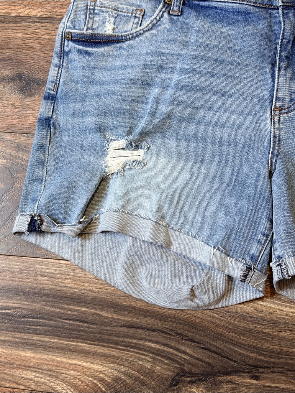 KUT from the Kloth Katy Boyfriend Denim Shorts in a light wash size 14W - Picture 4 of 16